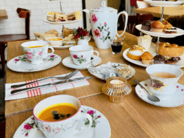 Ook voor een High Tea kan je bij ons terecht. Dat kan voor een traditionele High Tea, maar ook als je glutenvrij, vegan of lactosevrij eet.  groter tonen