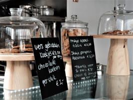 Daarnaast hebben we heerlijk zoet: huisgemaakte taartjes, koeken en bijvoorbeeld granola.  groter tonen